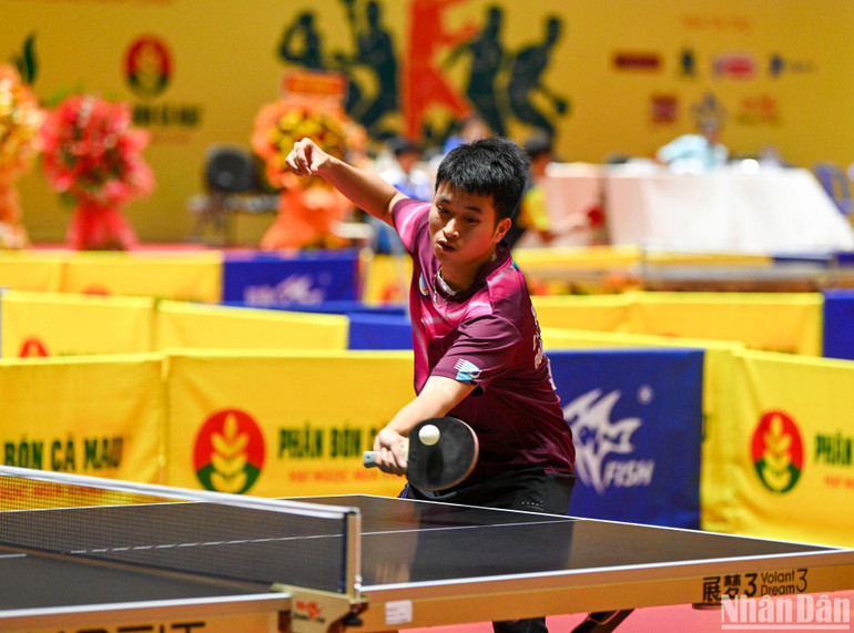 Tay vợt Đoàn Bá Tuấn Anh (Hải Dương-Long Hải 1) thi đấu tại nội dung đồng đội. (Ảnh: DUY LINH)