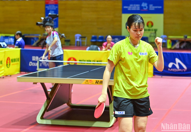 Nguyễn Thị Nga áp đảo đối thủ trong trận chung kết đơn nữ. (Ảnh: DUY LINH)