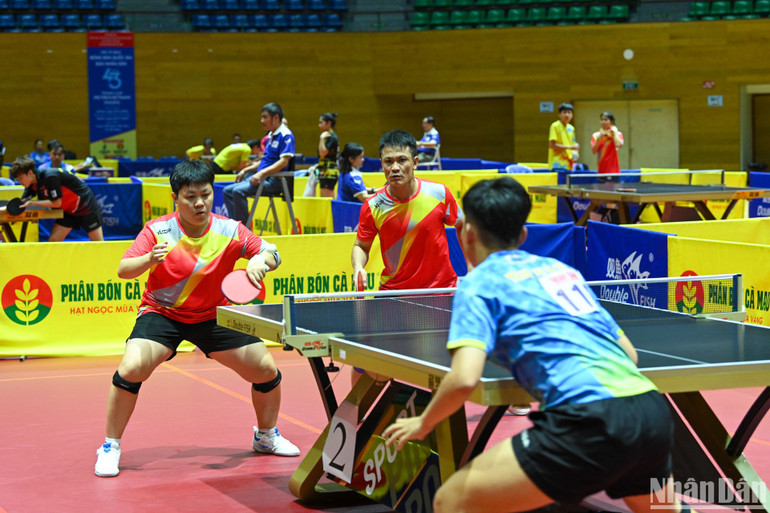 Cặp đôi Nguyễn Thành Luân - Lê Hoàng Thùy Lam giành thắng lợi trong ván đấu đầu tiên với tỷ số 11-9. (Ảnh: DUY LINH)