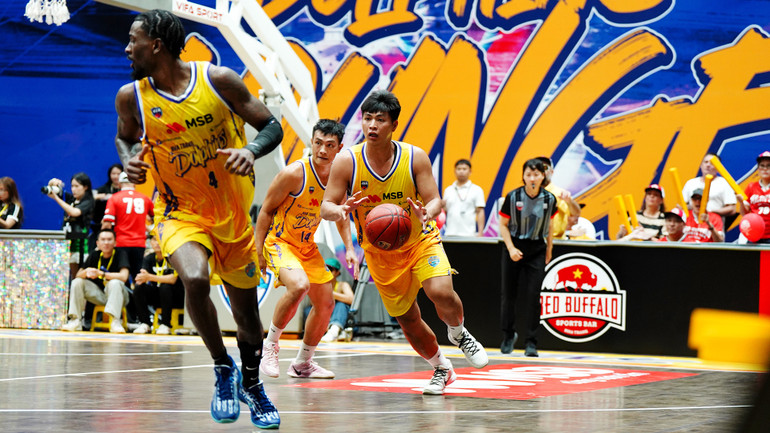 Nguyễn Phúc Vinh dẫn bóng phản công cho Nha Trang Dolphins. (Ảnh: VBA) Nguyễn Phúc Vinh dẫn bóng phản công cho Nha Trang Dolphins. (Ảnh: VBA)