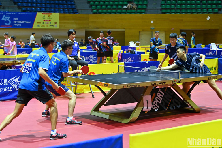 Trận đấu tại nội dung đôi nam giữa Vũ Mạnh Huy và Tạ Hồng Khánh (Công an nhân dân T&T) và Nguyễn Đức Tuân và Đoàn Bá Tuấn Anh (Hải Dương-Long Hải). (Ảnh: DUY LINH) Trận đấu tại nội dung đôi nam giữa Vũ Mạnh Huy và Tạ Hồng Khánh (Công an nhân dân T&T) và Nguyễn Đức Tuân và Đoàn Bá Tuấn Anh (Hải Dương-Long Hải). (Ảnh: DUY LINH)