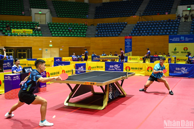 Trận đấu tại nội dung đồng đội nam giữa Hà Nội 1 và TP Hồ Chí Minh 1. (Ảnh: DUY LINH)