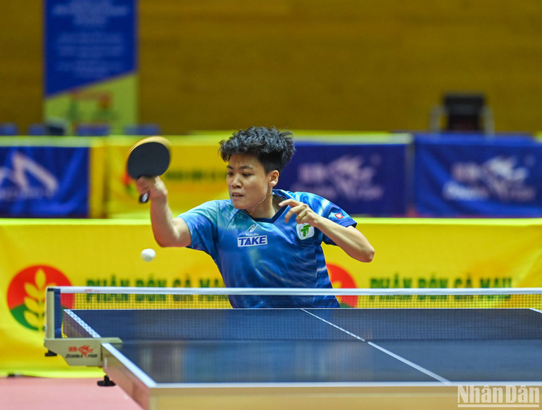 Tay vợt Nguyễn Bạch Thanh Thư giành thắng lợi 3-1 trong trận đấu thứ 3 trước Đinh Thị Huệ, góp phần mang về chức vô địch đồng đội nữ cho TP Hồ Chí Minh. (Ảnh: DUY LINH)