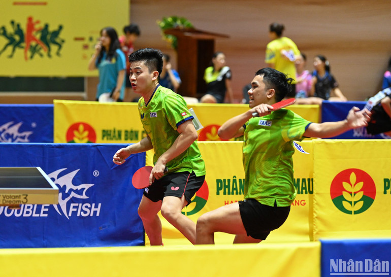 Hai tay vợt Hà Nội bảo vệ thành công chức vô địch đôi nam sau 4 ván đấu với tỷ số 3-1. (Ảnh: DUY LINH) Hai tay vợt Hà Nội bảo vệ thành công chức vô địch đôi nam sau 4 ván đấu với tỷ số 3-1. (Ảnh: DUY LINH)