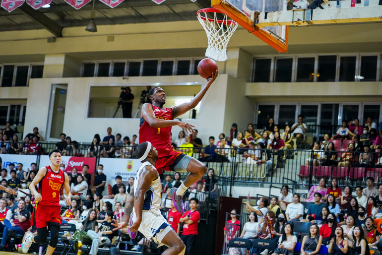 Player of the Game (Cầu thủ xuất sắc nhất trận) Alfred Hollins tự tin dứt điểm cận rổ. (Ảnh: VBA) Player of the Game (Cầu thủ xuất sắc nhất trận) Alfred Hollins tự tin dứt điểm cận rổ. (Ảnh: VBA)