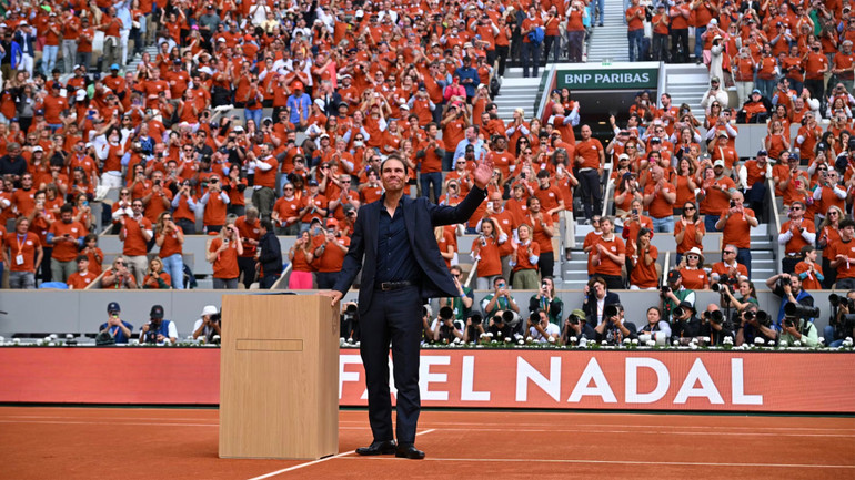 Rafael Nadal phát biểu chia tay người hâm mộ quần vợt. (Ảnh: FFT)