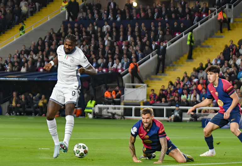 Pha đánh gót tinh tế của Marcus Thuram vào lưới Barca. (Ảnh: IMFC)