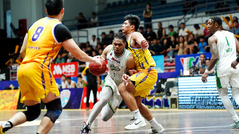 Trung phong chủ lực Malek Green của Cantho Catfish gặp nhiều khó khăn trước hàng thủ Nha Trang Dolphins. (Ảnh: VBA) Trung phong chủ lực Malek Green của Cantho Catfish gặp nhiều khó khăn trước hàng thủ Nha Trang Dolphins. (Ảnh: VBA)