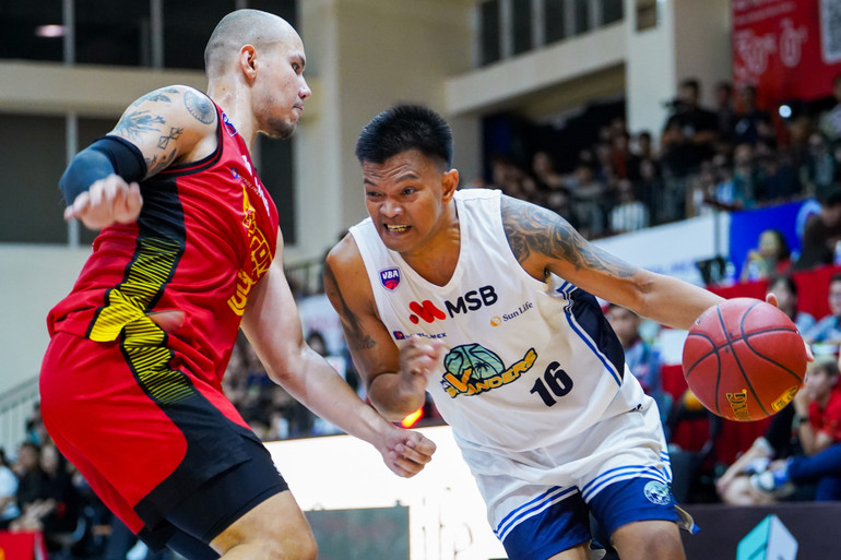 Các cầu thủ V Islanders vất vả tiếp cận khu vực cận rổ. (Ảnh: VBA) Các cầu thủ V Islanders vất vả tiếp cận khu vực cận rổ. (Ảnh: VBA)