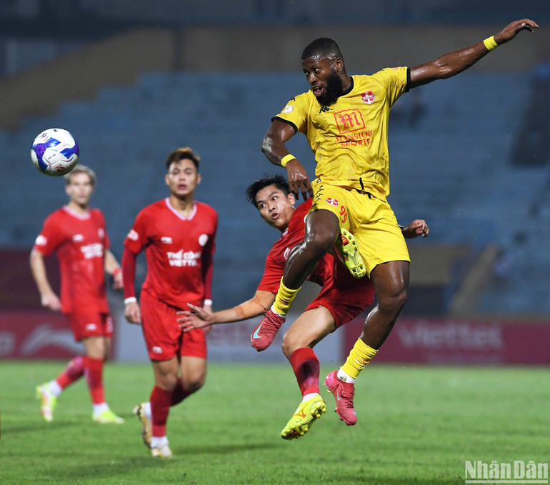 Hai đội thi đấu quyết liệt ngay từ đầu trận đấu. (Ảnh: TRẦN HẢI) Hai đội thi đấu quyết liệt ngay từ đầu trận đấu. (Ảnh: TRẦN HẢI)