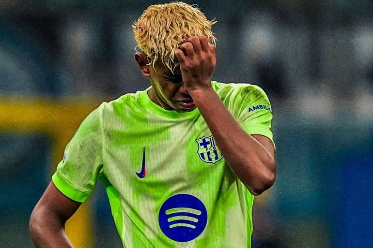 Yamal không thể dấu đi cảm xúc của người thua cuộc. Yamal không thể dấu đi cảm xúc của người thua cuộc.