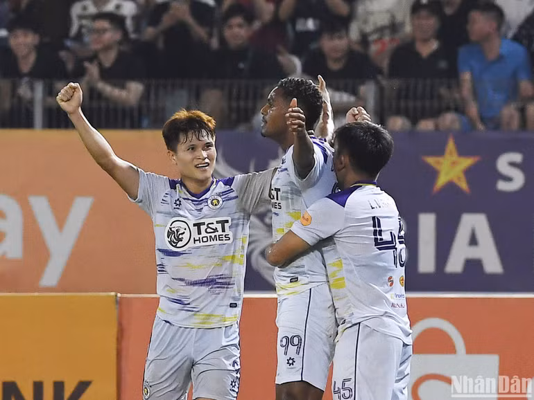 Tuấn Hải và ngoại binh Daniel mang về 2 bàn thắng quý giá. (Ảnh: TRẦN HẢI)