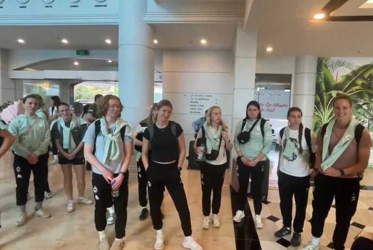 Các thành viên câu lạc bộ nữ Werder Bremen check-in tại khách sạn. (Ảnh: VFF)