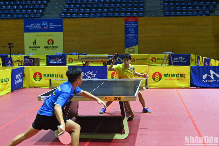 Trận bán kết đồng đội nam giữa Quân đội 1 và Công an Nhân dân T&T 1. (Ảnh: DUY LINH)