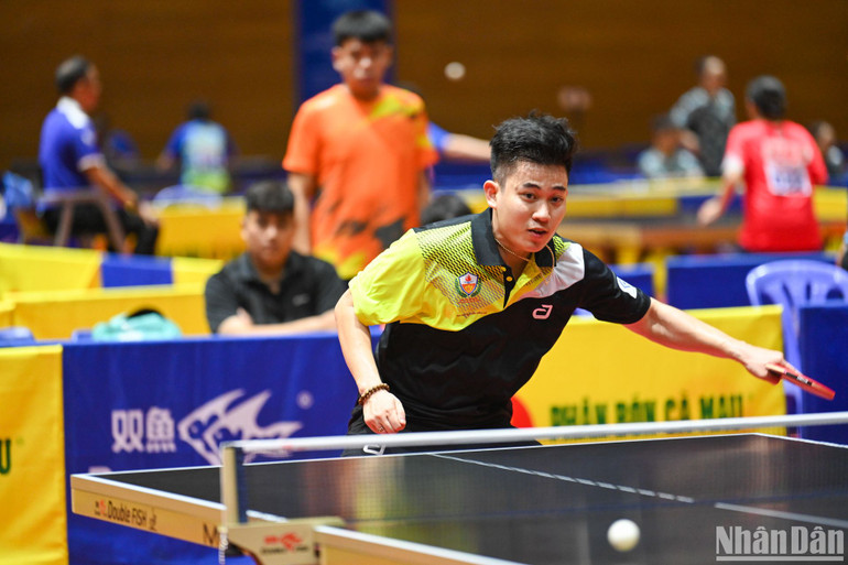 Tay vợt Lê Đình Đức (Công an nhân dân T&T) thi đấu tại nội dung đồng đội nam. (Ảnh: DUY LINH)