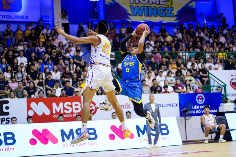 James Martinez lên rổ trước áp lực của cầu thủ Nha Trang Dolphins. (Ảnh: VBA)