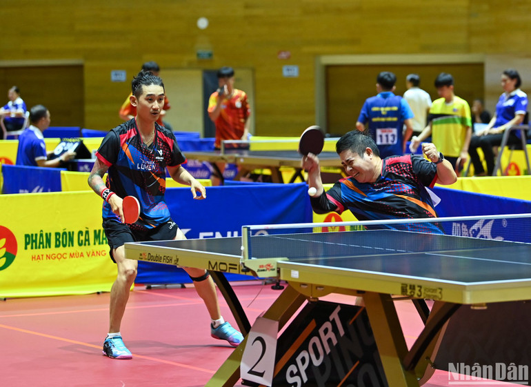 Cặp đôi Trần Anh Tuấn-Tăng Phạm Trọng Hiếu thi đấu hiệu quả trước đối thủ mạnh. (Ảnh: DUY LINH)