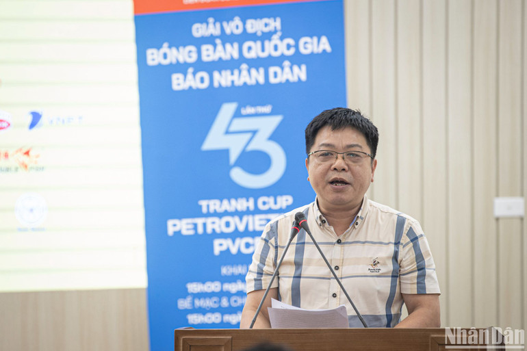 Đồng chí Quế Đình Nguyên, Phó Tổng Biên tập Báo Nhân Dân, Phó Trưởng Ban Chỉ đạo Giải vô địch bóng bàn quốc gia Báo Nhân Dân lần thứ 43 phát biểu ý kiến tại buổi họp báo.