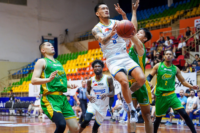 Trần Đăng Khoa giữa vòng vây các cầu thủ Cantho Catfish. (Ảnh: VBA) Trần Đăng Khoa giữa vòng vây các cầu thủ Cantho Catfish. (Ảnh: VBA)