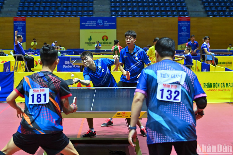 Hai tay vợt Vũ Mạnh Huy và Tạ Hồng Khánh (Công an nhân dân T&T) giành thắng lợi tại vòng tứ kết với tỷ số 3-0 trước hai tay vợt Trần Anh Tuấn và Tăng Phạm Trọng Hiếu. (Ảnh: DUY LINH) Hai tay vợt Vũ Mạnh Huy và Tạ Hồng Khánh (Công an nhân dân T&T) giành thắng lợi tại vòng tứ kết với tỷ số 3-0 trước hai tay vợt Trần Anh Tuấn và Tăng Phạm Trọng Hiếu. (Ảnh: DUY LINH)