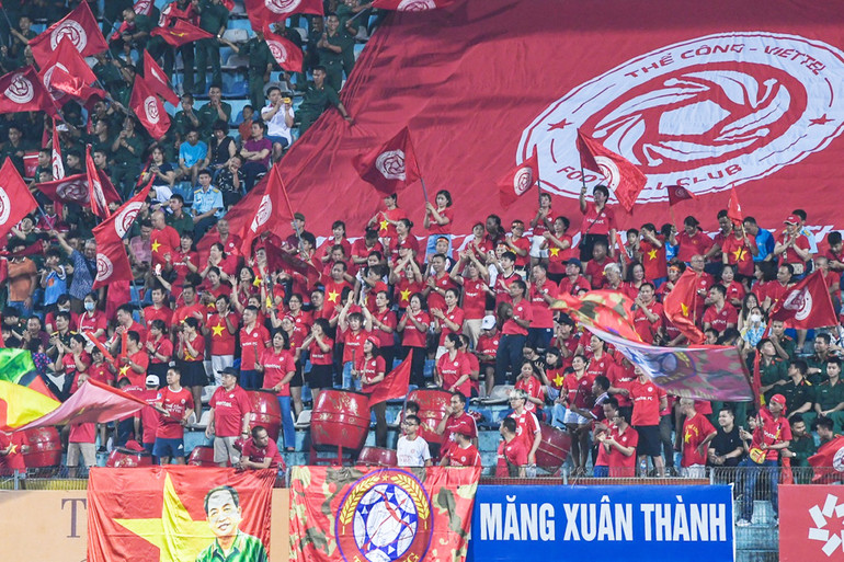 Không khí tưng bừng của cổ động viên Thể Công Viettel. (Ảnh: TRẦN HẢI)