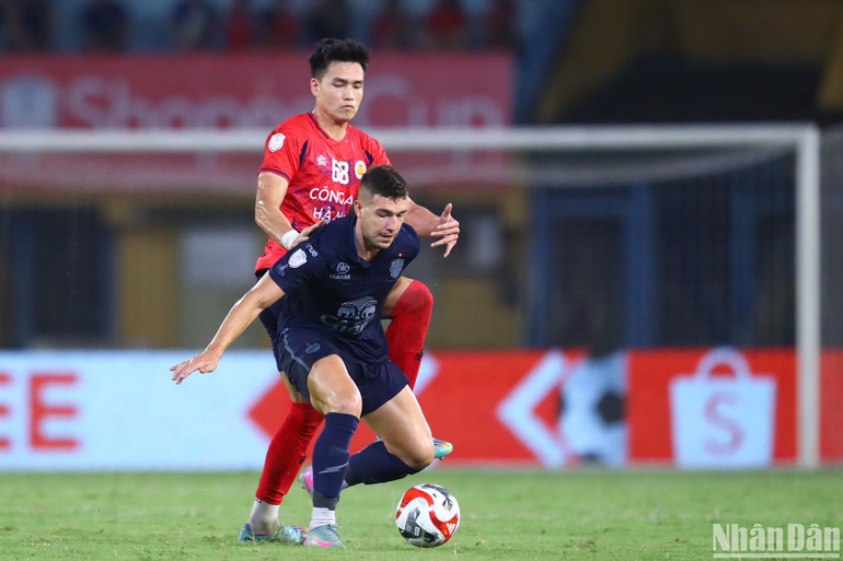 Hai đội thi đấu giằng co đến những phút cuối. (Ảnh: SƠN TÙNG) Hai đội thi đấu giằng co đến những phút cuối. (Ảnh: SƠN TÙNG)