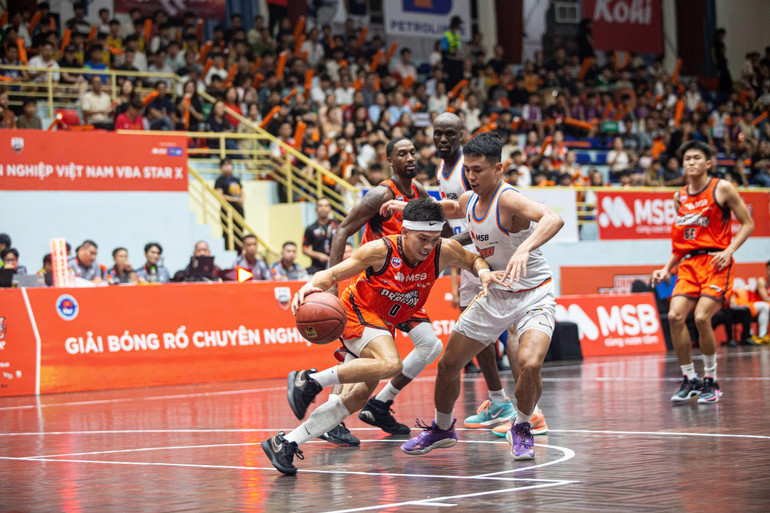 Huỳnh Thanh Tâm nỗ lực chuyền bóng cho các đồng đội gỡ hòa. (Ảnh: VBA)