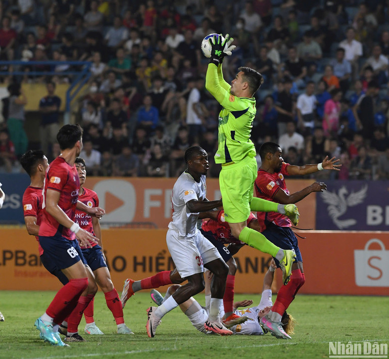 Tình huống nhảy cao bắt bóng của thủ thành Nguyễn Filip. (Ảnh: TRẦN HẢI)