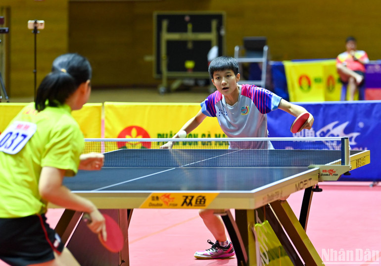 Bùi Ngọc Lan tỏ ra khá lép vế trước đàn chị giàu kinh nghiệm Nguyễn Thị Nga. (Ảnh: DUY LINH)