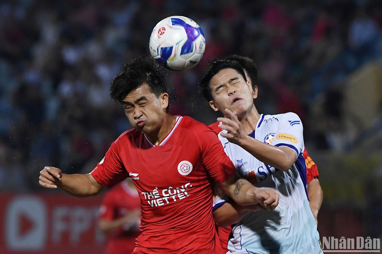 Tình huống tranh chấp bóng giữa Thể Công Viettel và SHB Đà Nẵng. (Ảnh: TRẦN HẢI)