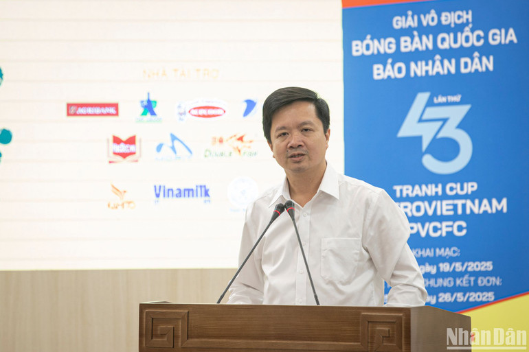 Đồng chí Tạ Quang Dũng, Trưởng ban Văn hóa-Xã hội, Trưởng Ban tổ chức giải phát biểu tại buổi họp báo.