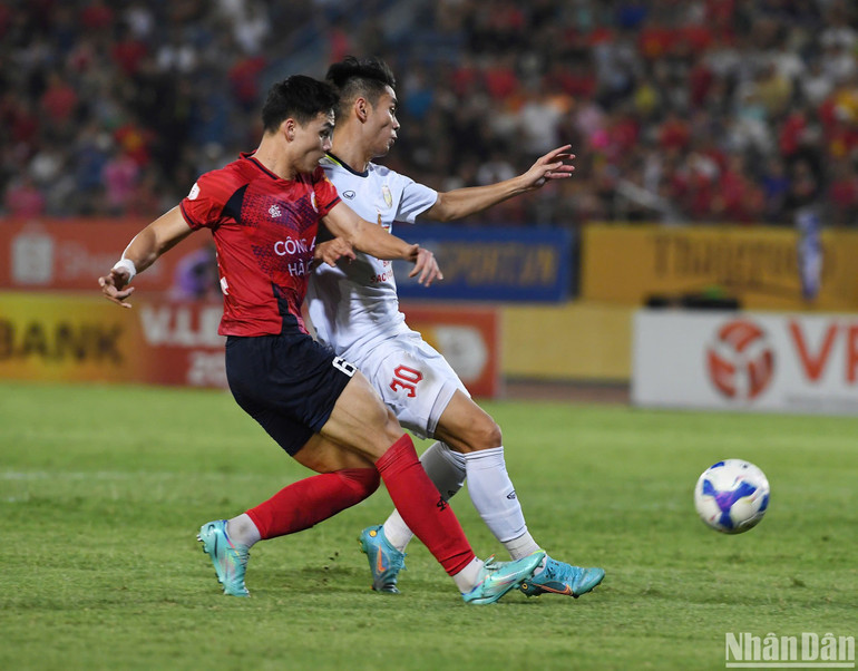 Công an Hà Nội chiếm được nhiều ưu thế. (Ảnh: TRẦN HẢI)