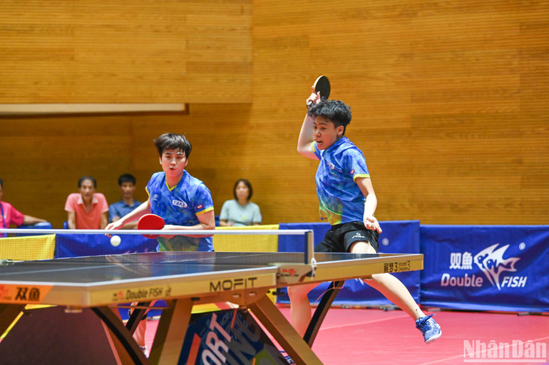 Giành thắng lợi trong 2 ván đấu quyết định với tỷ số 11-6 và 12-10, Thanh Thư - Diệu Khánh giành chức vô địch đôi nữ. (Ảnh: DUY LINH)