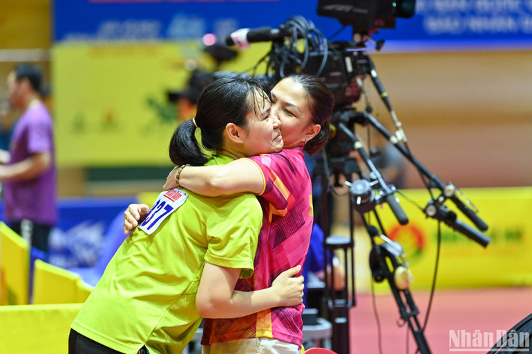 Nguyễn Thị Nga ăn mừng đầy cảm xúc với huấn luyện viên của mình. (Ảnh: DUY LINH)