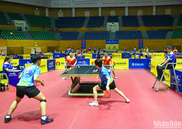 Trận chung kết đôi nam-nữ diễn ra với nhiều pha bóng mãn nhãn. (Ảnh: DUY LINH)