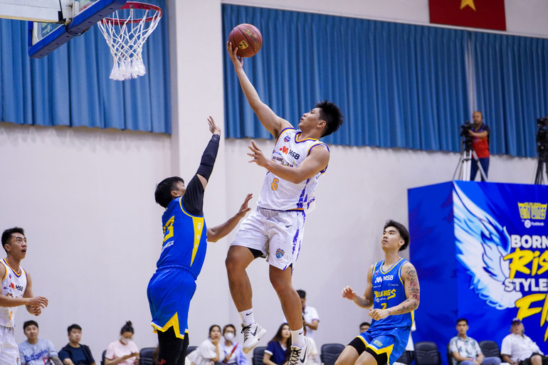 Nguyễn Phúc Vinh của Nha Trang Dolphins tự tin lên rổ. (Ảnh: VBA)