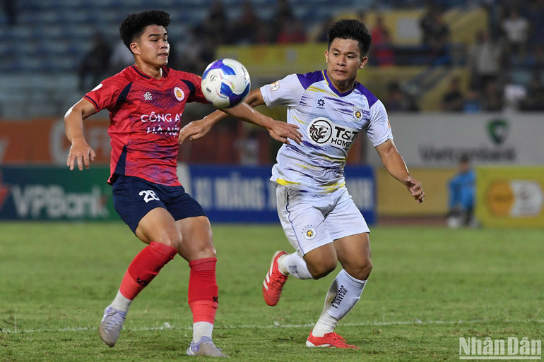 Các chân sút của Hà Nội đặt quyết tâm cao giành chiến thắng. (Ảnh: TRẦN HẢI)