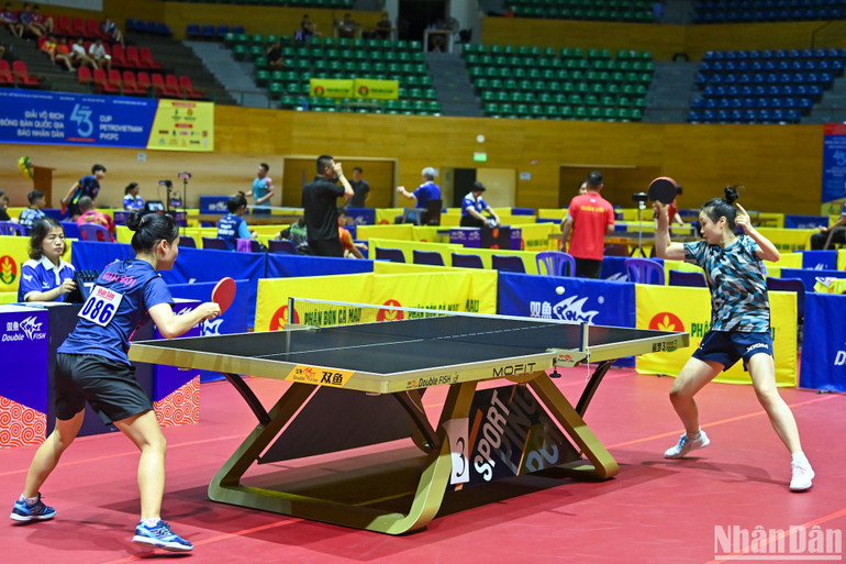 Trận đấu bán kết đồng đội nữ giữa Hải Dương-Long Hải 1 và Quân đội 1. (Ảnh: DUY LINH)