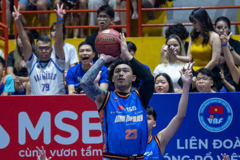 Dưới sự chỉ đạo của huấn luyện viên Matt Van Pelt, các tay ném ngoài như Tâm Đinh liên tiếp gây khó dễ cho đội bạn. (Ảnh: Nhật Dũng) Dưới sự chỉ đạo của huấn luyện viên Matt Van Pelt, các tay ném ngoài như Tâm Đinh liên tiếp gây khó dễ cho đội bạn. (Ảnh: Nhật Dũng)