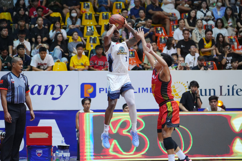 Jermale Jones (áo trắng) xoay sở giúp V Islanders bám đuổi. (Ảnh: VBA) Jermale Jones (áo trắng) xoay sở giúp V Islanders bám đuổi. (Ảnh: VBA)