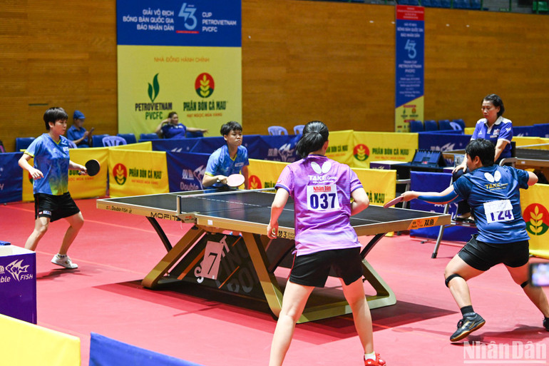 Trận chung kết đôi nữ giữa Nguyễn Khoa Diệu Khánh - Nguyễn Bạch Thanh Thư và Mai Hoàng Mỹ Trang - Nguyễn Thị Nga. (Ảnh: DUY LINH)