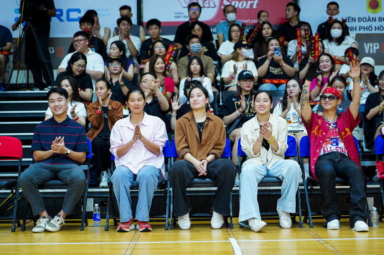 Các Đại sứ truyền cảm hứng (từ trái sang phải) Lương Xuân Trường, Nguyễn Thị Ánh Viên, Trương Thảo My, Trương Thảo Vy và Cường Seven tại nhà thi đấu CIS. (Ảnh: VBA) Các Đại sứ truyền cảm hứng (từ trái sang phải) Lương Xuân Trường, Nguyễn Thị Ánh Viên, Trương Thảo My, Trương Thảo Vy và Cường Seven tại nhà thi đấu CIS. (Ảnh: VBA)