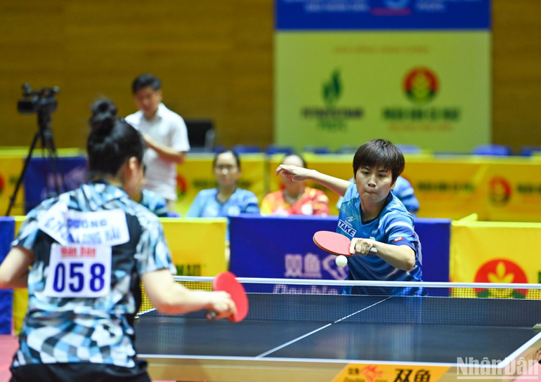 Hai hoa khôi Nguyễn Khoa Diệu Khánh và Nguyễn Thị Mai Phương gặp nhau ở trận thứ hai chung kết đồng đội nữ. (Ảnh: DUY LINH)