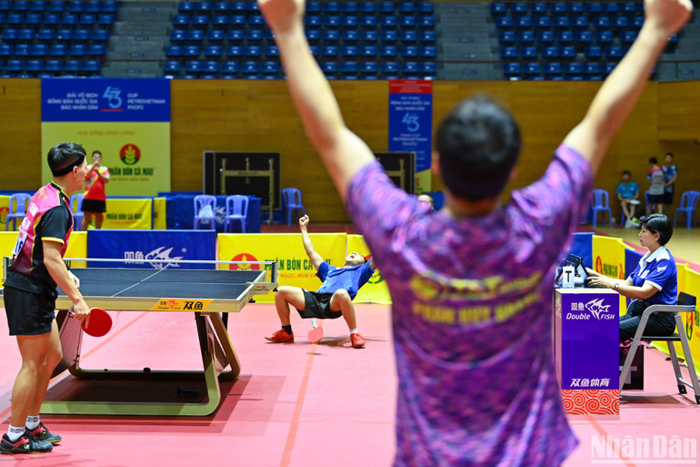 Niềm vui chiến thắng của Đinh Anh Hoàng và huấn luyện viên Phan Huy Hoàng. (Ảnh: DUY LINH)