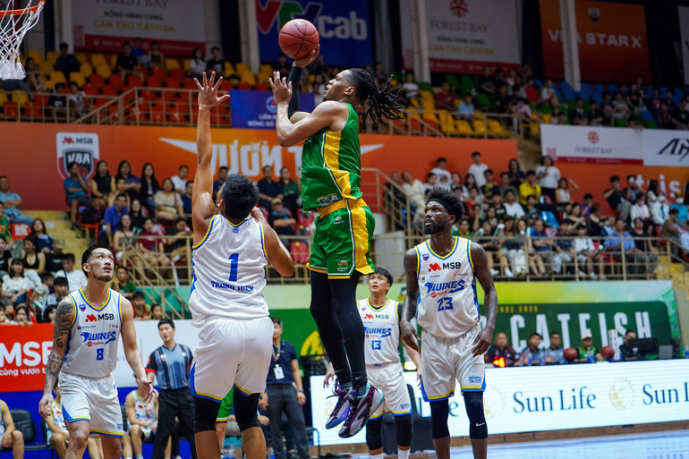 Malek Green tự tin dứt điểm giữa vòng vây các cầu thủ Ho Chi Minh City Wings. (Ảnh: VBA) Malek Green tự tin dứt điểm giữa vòng vây các cầu thủ Ho Chi Minh City Wings. (Ảnh: VBA)