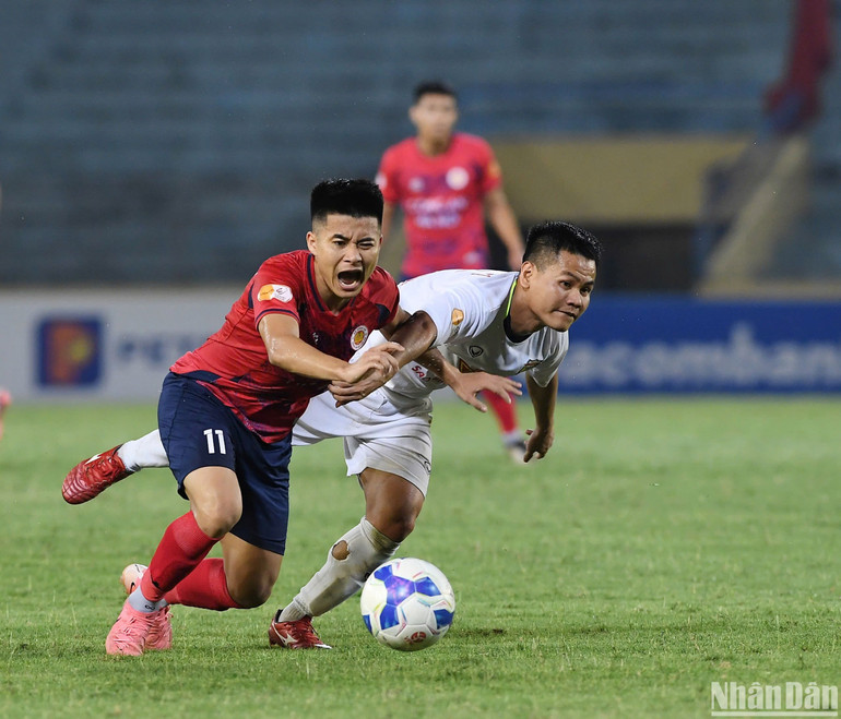 Cạnh tranh trong từng đường bóng. (Ảnh: TRẦN HẢI)