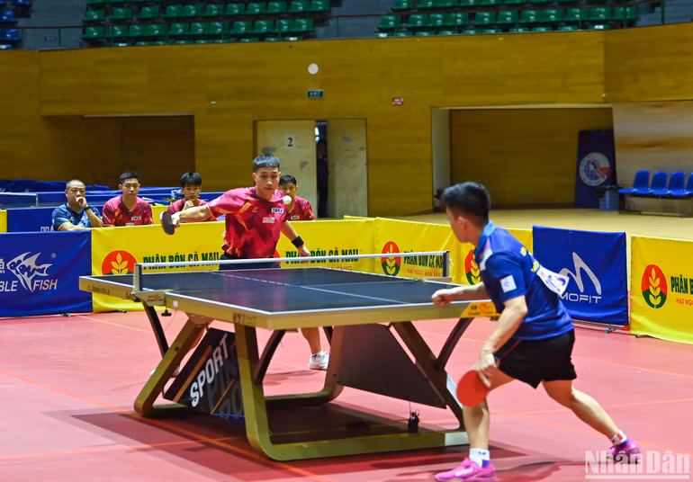 Top 1 bóng bàn Việt Nam Nguyễn Anh Tú (Hà Nội 1) gặp Lê Đình Đức (Công an Nhân dân T&T 1) trong trận đấu thứ hai chung kết đồng đội nam. (Ảnh: DUY LINH)