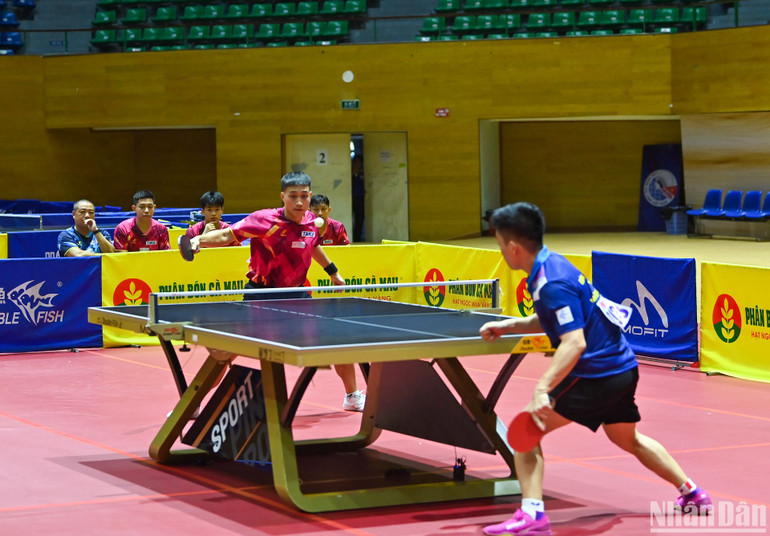 Top 1 bóng bàn Việt Nam Nguyễn Anh Tú (Hà Nội 1) gặp Lê Đình Đức (Công an Nhân dân T&T 1) trong trận đấu thứ hai chung kết đồng đội nam. (Ảnh: DUY LINH)