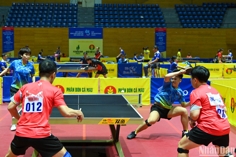 Trận đấu diễn ra sôi nổi, quyết liệt trong ván đấu quyết định thứ 4. (Ảnh: DUY LINH)