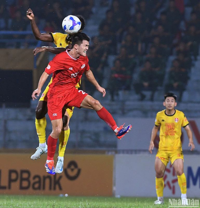 Tình huống tranh chấp quyết liệt. (Ảnh: TRẦN HẢI) Tình huống tranh chấp quyết liệt. (Ảnh: TRẦN HẢI)